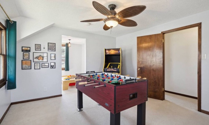 Des Moines Apartment | Big Groups~Game Room~5Bedroom~Kids Toys~Office