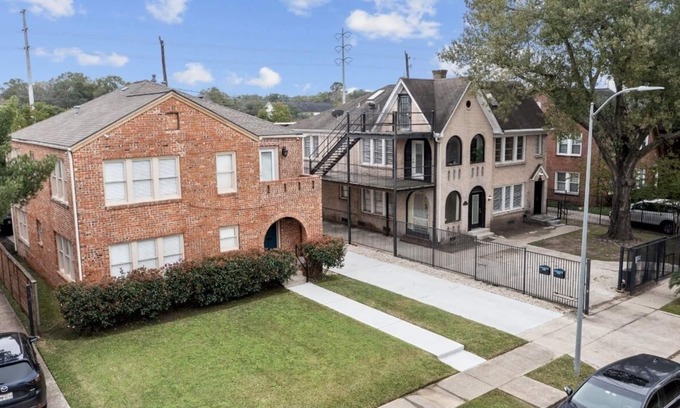 Boulevard Oaks House | BIG Groups Welcome!