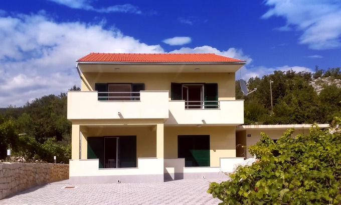Zagvozd House | Big house for 8 people with mountain view near seaside.