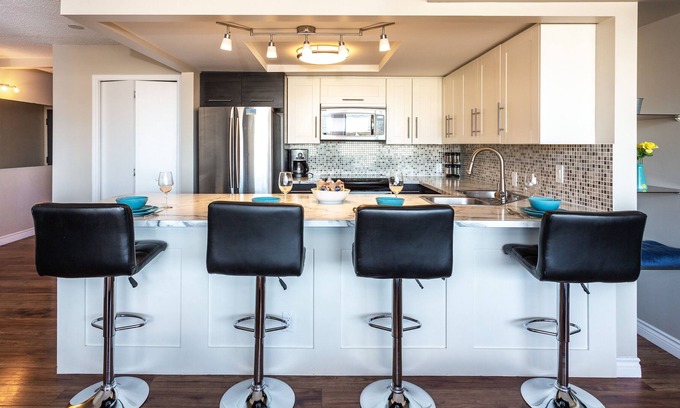 Connaught Condo | BIG KITCHEN, CHIC BREAKFAST BAR, NEAR DOWNTOWN SHOPS & C-TRAIN, WALK EVERYWHERE