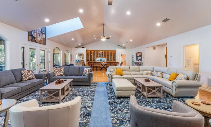 Oakhurst House | Big Oak Manor w/movie theater, hot tub, sleeping for 20!