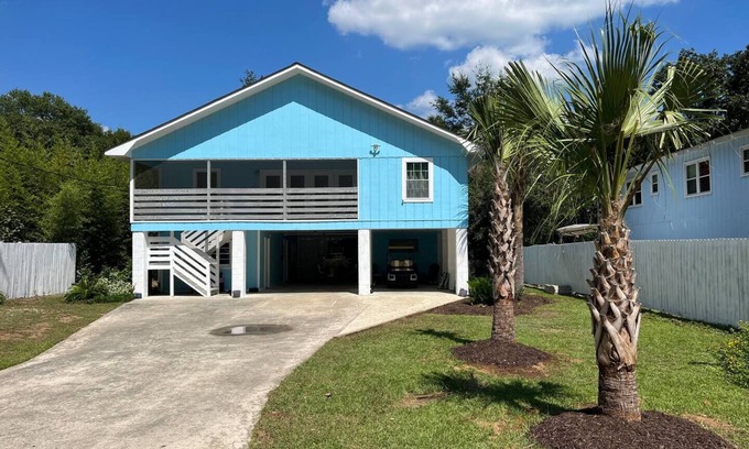 Litchfield by the Sea House | Big Wave ~ Brand New! 5Br, 3Ba. Sleeps 12. Half mile to Beach only 3 min away