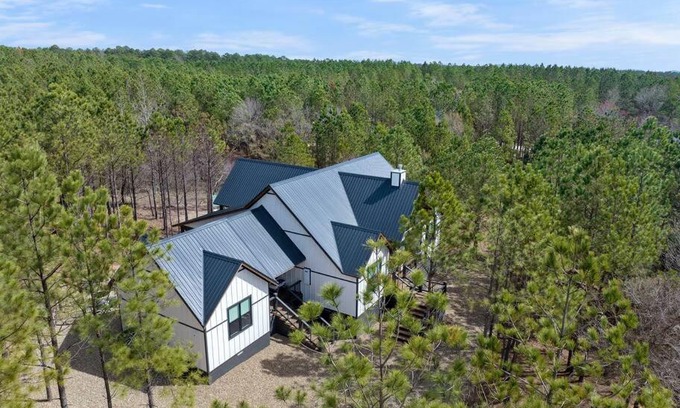Broken Bow House | Billiard Breezeway - Stunning Detached Gameroom!