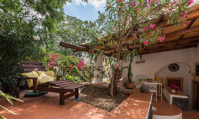 Leni House | Bilocale Verde Rosa in Salina Aeolian Islands to 900 meters from the sea