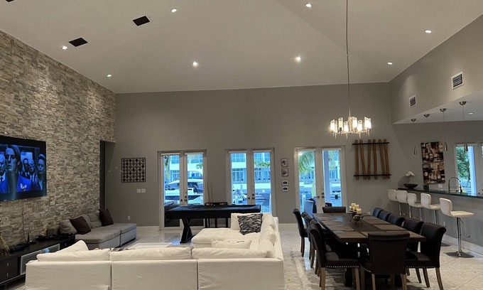 Alice Town House | Bimini Bay Island, Luxury 5 bedrooms, 70 ft dock space across from Hilton