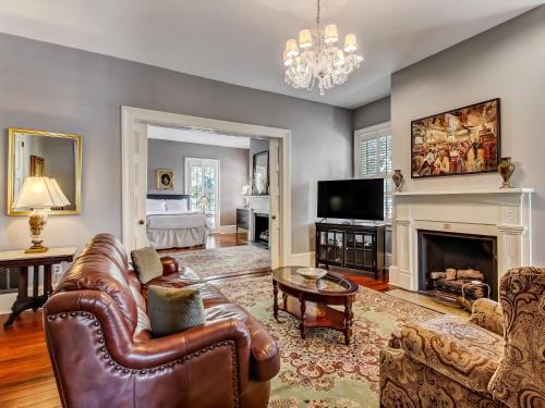 Historic Downtown Savannah House | Bird Baldwin Parlor