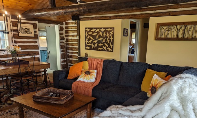 Innisfil Cabin | Bird Haven Log Cabin, Unique, charming and close to Lake Simcoe.