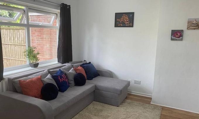 Rednal House | Birmingham - 4BR - Sleeps 9 - Parking - Garden