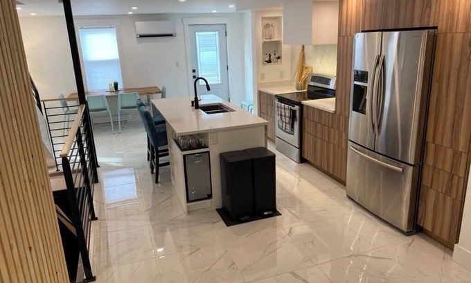 Charlottetown House | Bishop House, Sleeps 8, Downtown with Hot Tub!