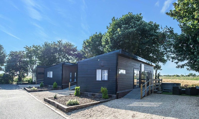 Lincoln Cottage | Black Edition Lodge - Unit 4 - a lodge that sleeps 6 guests in 2 bedrooms