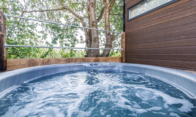 Lincoln Cottage | Black Edition Lodge - Unit 8 - a lodge that sleeps 8 guests in 3 bedrooms