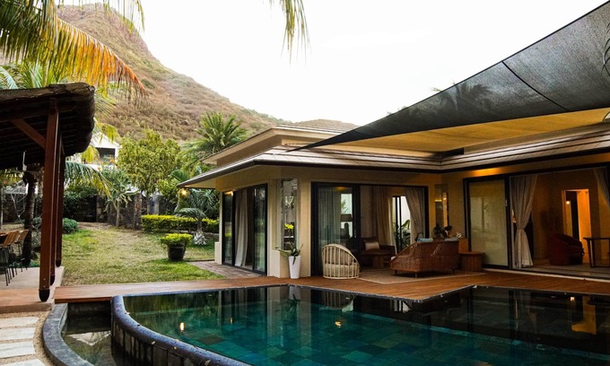 La Mivoie House | Black River Boho-Chic Villa Pool & Workspace