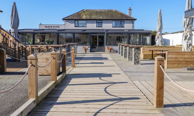 Morfa Bychan Apartment | BLACK ROCK GROUND FLOOR APARTMENT, pet friendly in Morfa Bychan