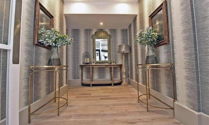 Colchester Apartment | Blanco Uno