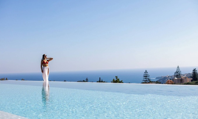 Gerani Villa | Blending Modern Architecture with the Calm of Nature: by etouri