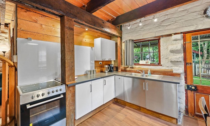 Neerim South Cottage | Blerick Mudbrick Cottage - Spa and Serenity