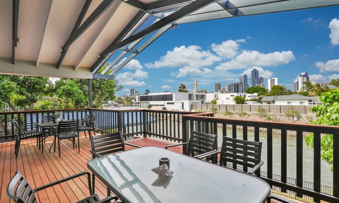 Broadbeach Waters House | Bliss At Broadbeach - Large canal facing property