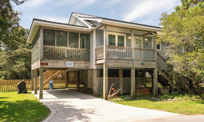 Ocracoke House | Blue Crab: Spacious screened porch, short stroll to the coffee shop.
