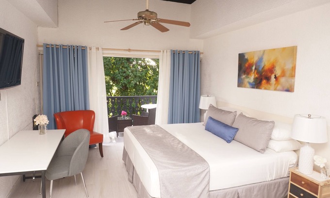Rendezvous Condo | BLUE HAVEN 1- STUDIO CONDO near BEACHES W/POOL