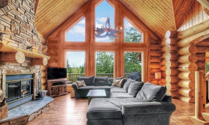 Fiddler Lake Resort Ski Chalet | Blue Moose Private pool, spa & lake access
