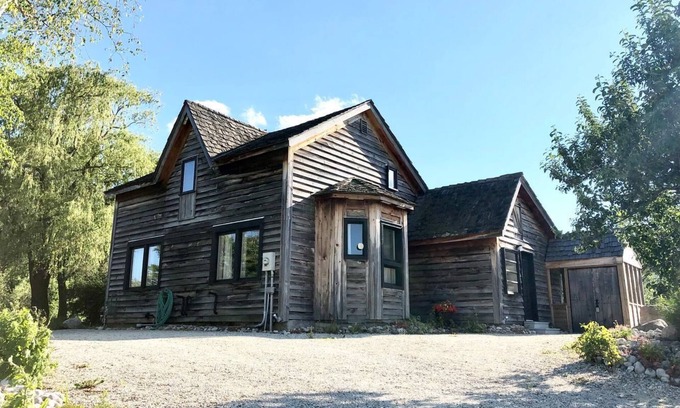 Craigleith Cottage | Blue Mountain 3 bedroom home - Minutes from the beach and Village!