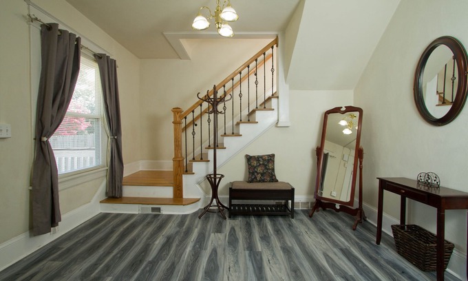Roanoke House | Blue Oasis House: be close to everything in Roanoke