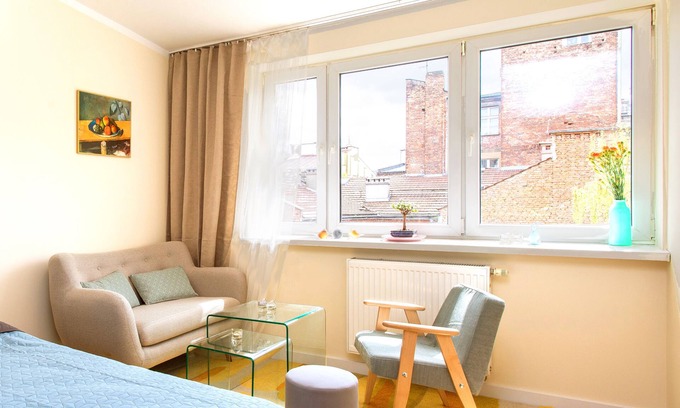 Old Town Apartment | Blue-sky loft by Main Square, AC, sleeps 4