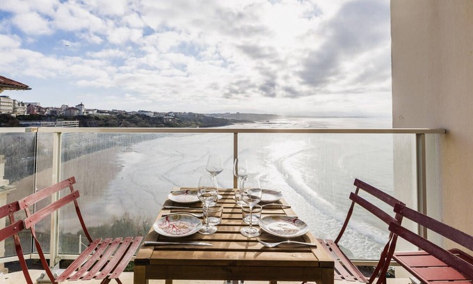 Behobie Apartment | BLUE UHAINA . KEYWEEK . Sea view apartment Biarritz downtown