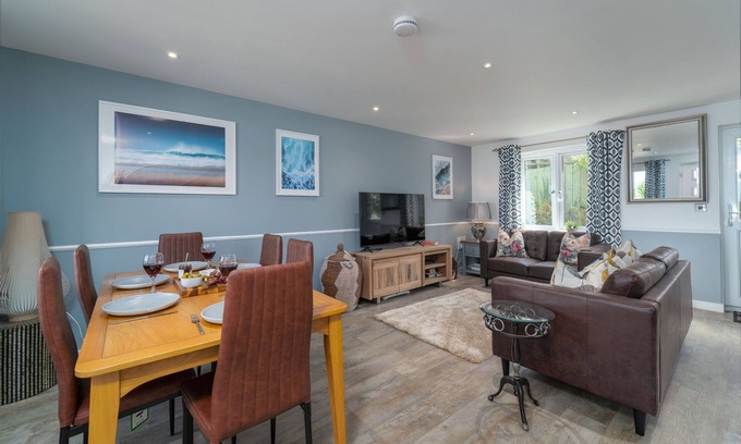 St Ives Apartment | Blue Water – Sleeps 5 – Parking – Dog Friendly (Max Two) – Outside Space