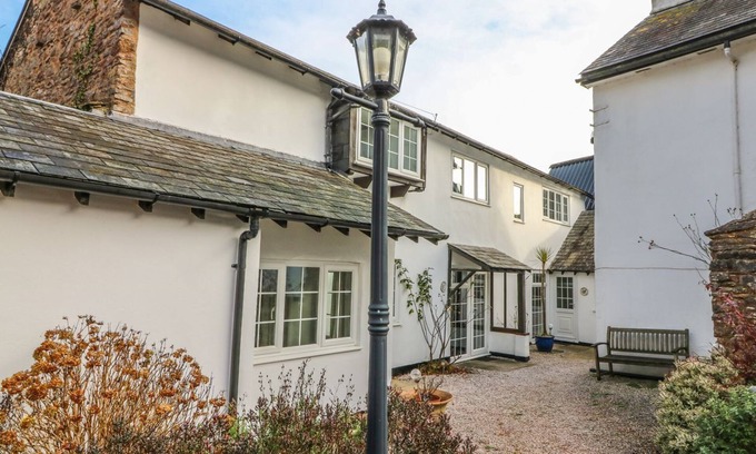 Paignton Cottage | BLUEBELL COTTAGE, pet friendly, with pool in Marldon
