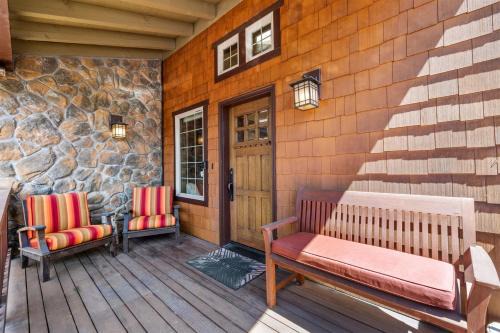 Bend House | Bluebird Day - Drake Escape