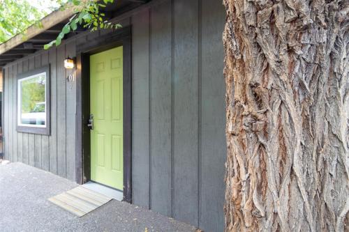 Old Bend House | Bluebird Day - Lava Hideaway