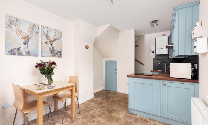 Whitby House | Bluegrass Cottage - Free parking