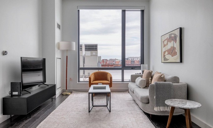 Central-Maverick Square - Paris Street Apartment | Blueground | Central-Maverick Square, pool, nr Boston Harbor