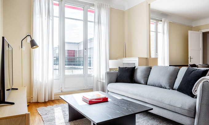 Porte-Dauphine Apartment | Blueground | Faisanderie, a/c, nr Eiffel Tower
