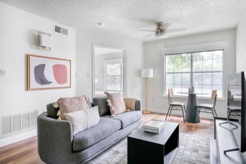 Gateway Apartment | Blueground Gateway pool gym near movies ATX-250