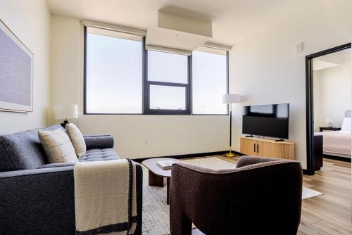 Westlake Apartment | Blueground MacArthur Park pool nr Wilshire Blvd LAX-1352