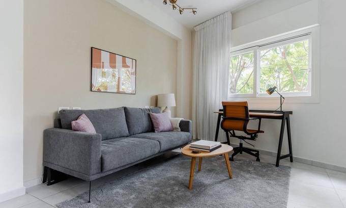 Kerem HaTeimanim Apartment | Blueground | Nahalat Bynamin, City view (TLV-7)