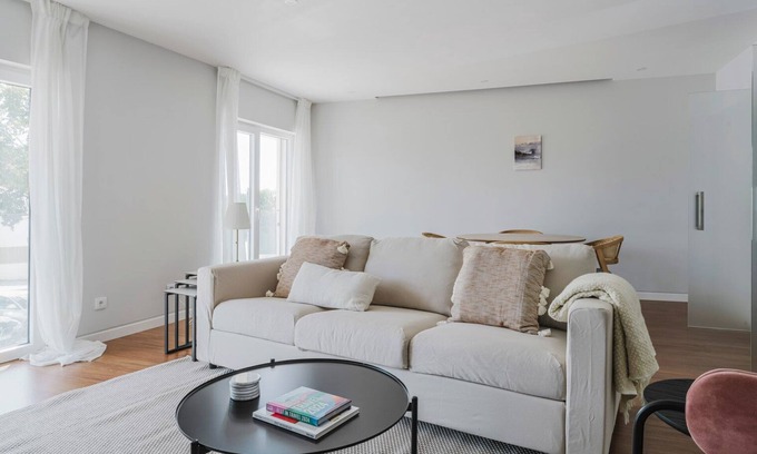 Paco De Arcos Apartment | Blueground | Oeiras, furnished, a/c, washer