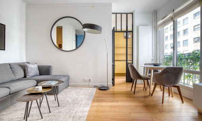 Porte-Dauphine Apartment | Blueground | Porte Dauphine, near shops & food