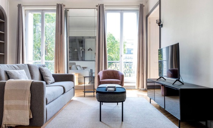 Quartier du Faubourg-Montmartre Apartment | Blueground | Rochechouard, a/c, nr restaurants