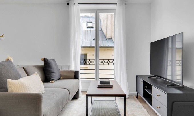 Saint-Germain-des-Pres Apartment | Blueground | Saint Germain des Prés, furnished