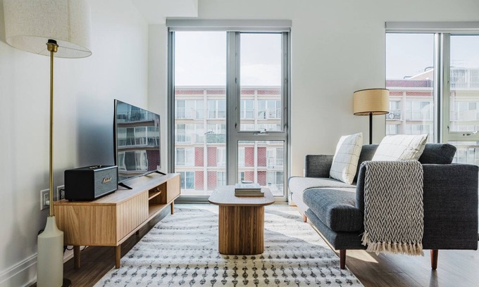 Capitol Hill Apartment | Blueground | SW Waterfront, pool & gym, nr museums