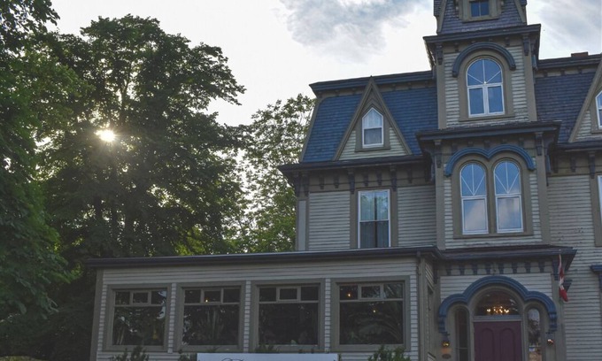 Lunenburg Hotel | Bluenose Lodge
