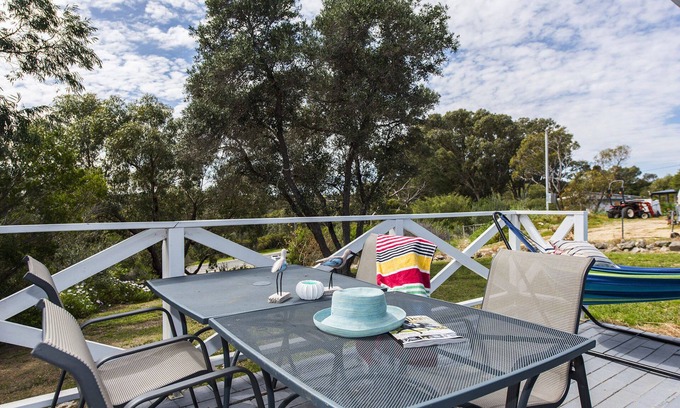 Guilderton House | Blueshack - Walking distance to foreshore