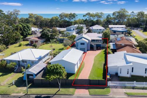 Urangan House | Bluewater Beach Retreat - 5BD Pool Walk to Beach