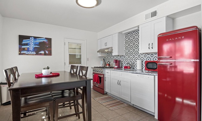 Flagstaff House | Blushing Bungalow w/AC, Fenced Yard, W/D, Garage, Speedy WiFi, 3 Smart TVs.