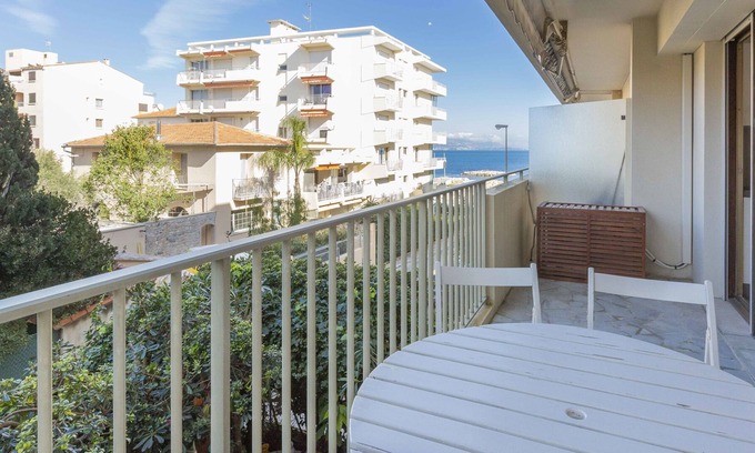 Cap-d'Antibes Apartment | BNB RENTING chez J-P - 100m beach 2-4pers terrace sea view pool garage
