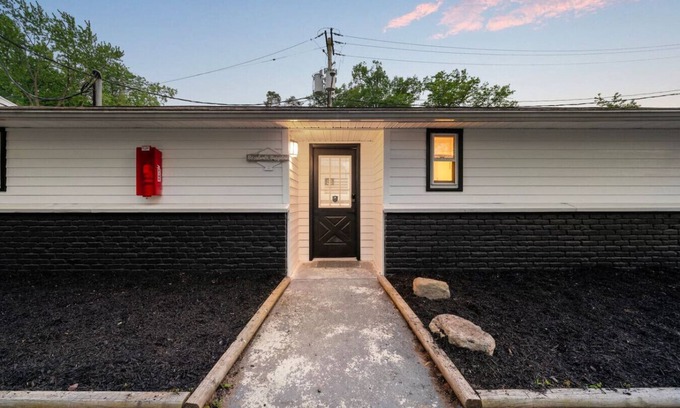 Sylvan Beach Apartment | `Boardwalk Bungalow`-2 Beds, 1min walk to Beach!