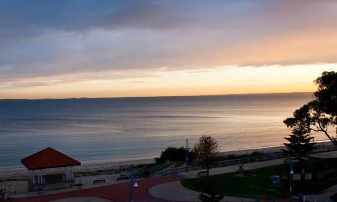 Rockingham Apartment | Boardwalk By The Beach with Free Wi-Fi